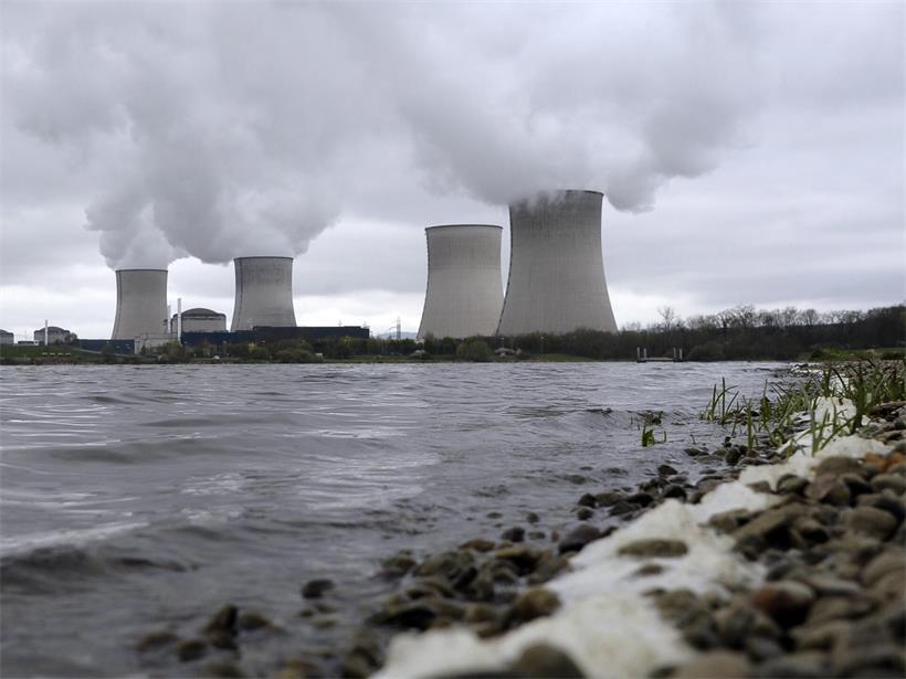 Mosel-Fluss mit Industrie im Hintergrund, symbolisiert mögliche Auswirkungen erhöhter Einleitungsgrenzwerte auf Wasserqualität