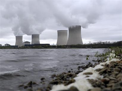 Mosel-Fluss mit Industrie im Hintergrund, symbolisiert mögliche Auswirkungen erhöhter Einleitungsgrenzwerte auf Wasserqualität