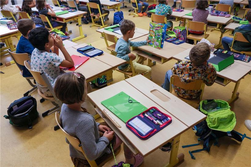 Lehrer im Klassenzimmer sorgt für geregelten Unterricht und konzentrierte Schüler beim Lernen