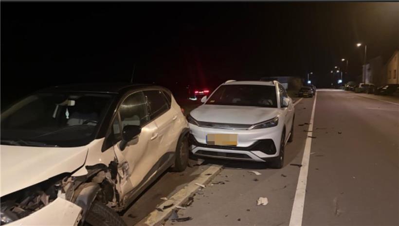 Straßenszene mit Unfall in der Rue de Mondercange, beschädigte Fahrzeuge und Einsatzkräfte vor Ort