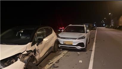 Straßenszene mit Unfall in der Rue de Mondercange, beschädigte Fahrzeuge und Einsatzkräfte vor Ort