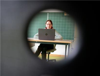 Es sind vor allem E-Mails und es gibt eine gewisse Regelmäßigkeit: Schulen und Direktionen werden mit wirren Theorien und abstrakten Hinweisen konfrontiert
