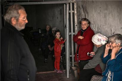 Es sind vor allem arme und alte Menschen, wie hier in der Stadt Lyssytschansk im Donbass, die nicht vor den russischen Truppen flüchten können
