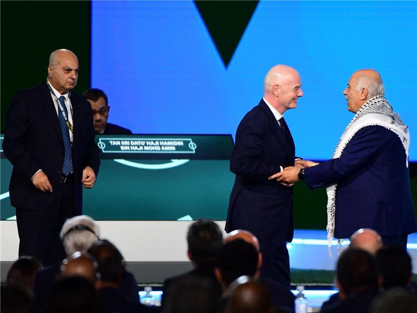 Gianni Infantino bei einer Pressekonferenz, historisches Foto seiner Amtszeit und politischer Eklat im Fußballmanagement