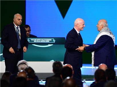 Gianni Infantino bei einer Pressekonferenz, historisches Foto seiner Amtszeit und politischer Eklat im Fußballmanagement