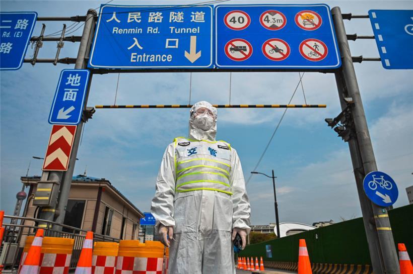 Es wächst die Sorge, dass die Weltwirtschaft durch das harsche Vorgehen der Behörden Schaden nehmen könnte – zumal davon auch einer der größten Containerhäfen betroffen ist
