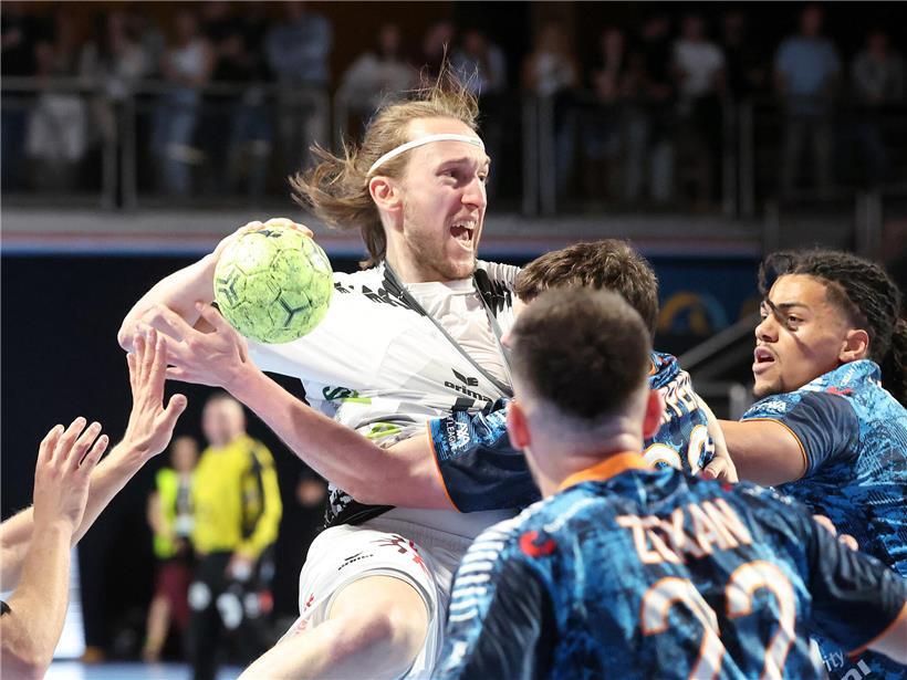 Porträt von Luca Tomassini, italienischer Choreograf und Regisseur, in moderner, künstlerischer Pose vor neutralem Hintergrund