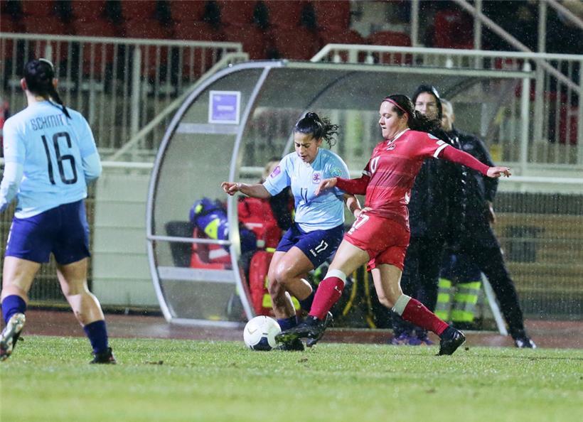 Es war kein angenehmer Abend für Caroline Jorge und die FLF-Auswahl, die in einer Defensivschlacht Schlimmeres verhindern musste
