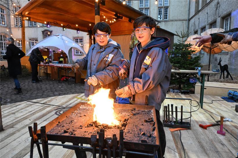 Es werden unter anderem Werkstätten zu den Themen Schmiedearbeit, Holz oder Wach...