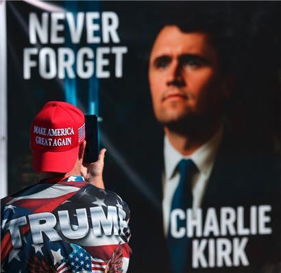 Es wird befürchtet, dass die Instrumentalisierung des Attentats auf den ultra-rechten Aktivisten Charlie Kirk durch Donald Trump und dessen MAGA-Bewegung die politische Gewalt in den USA weiter schüren wird
