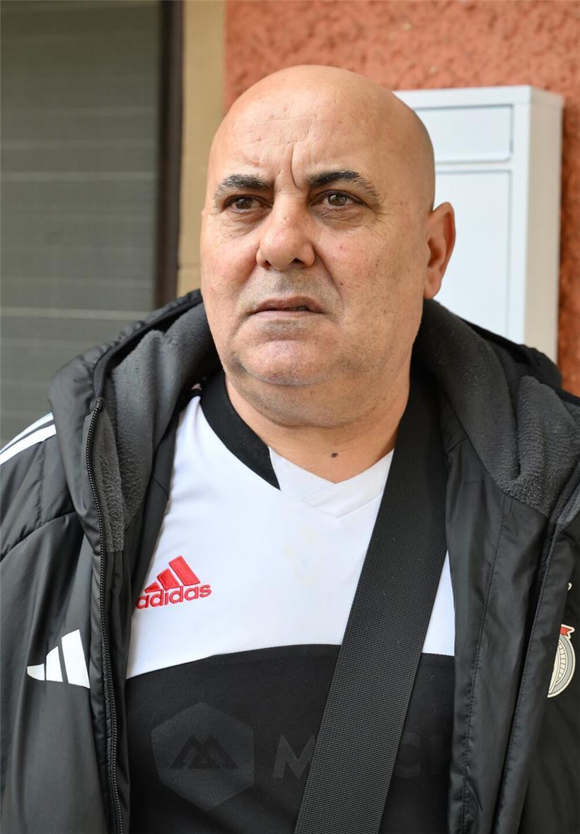 Fernando spricht besorgt, Zitat „Es wird noch mehr kosten“ in Gesprächssituation, Kostensteigerung Thema