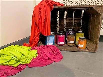 Escape Room in der Tuchfabrik: Stofffasern werden mit chemischen Zusätzen gefärbt, die in Ländern wie Indien mangels Schutzstandards Umweltprobleme verursachen
