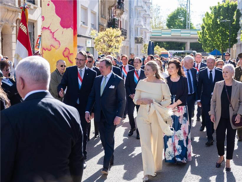 Esch feiert den bunten Auftakt der traditionellen „Joyeuses Entrées“ mit festlicher Parade und regionaler Kultur in Luxemburg.
