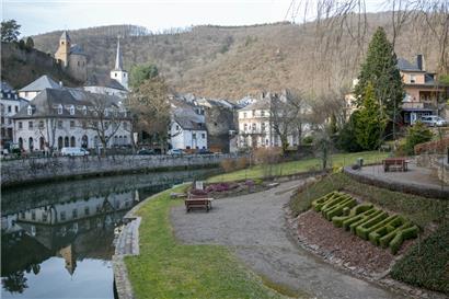 Esch/Sauer zieht wegen der mittelalterlichen Gassen und der Spazierwege durch den umgebenden Naturpark seit jeher Touristen an 
