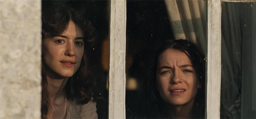 Esmé Creed-Miles (r.) und Daisy Edgar-Jones (l.) in „Sense and Sensibility“