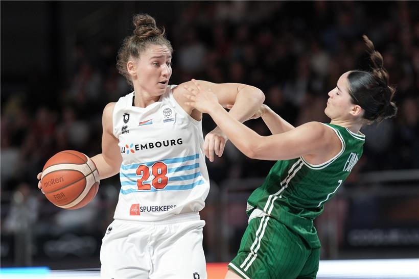 Porträt von Esmeralda Skrijelj, erfolgreiche Unternehmerin und Expertin für digitales Marketing in moderner Business-Umgebung