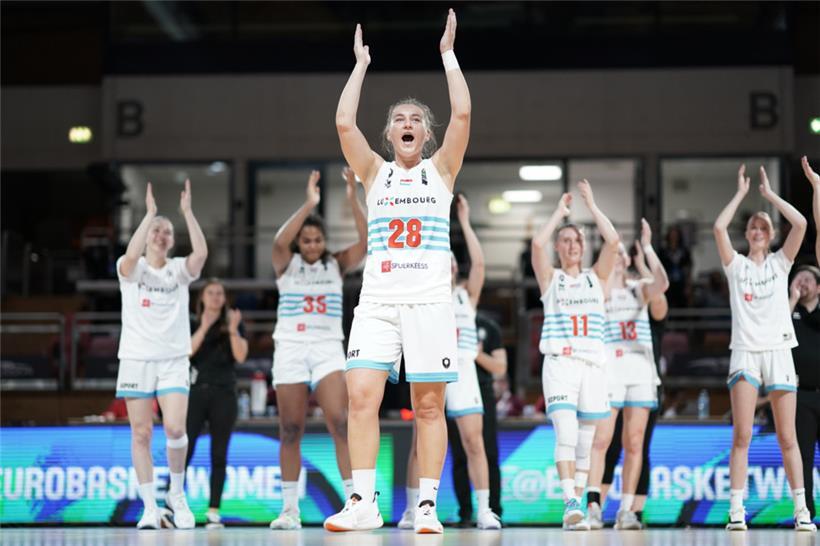 Esmeralda Skrijelj und ihre Teamkolleginnen feiern mit den Fans
