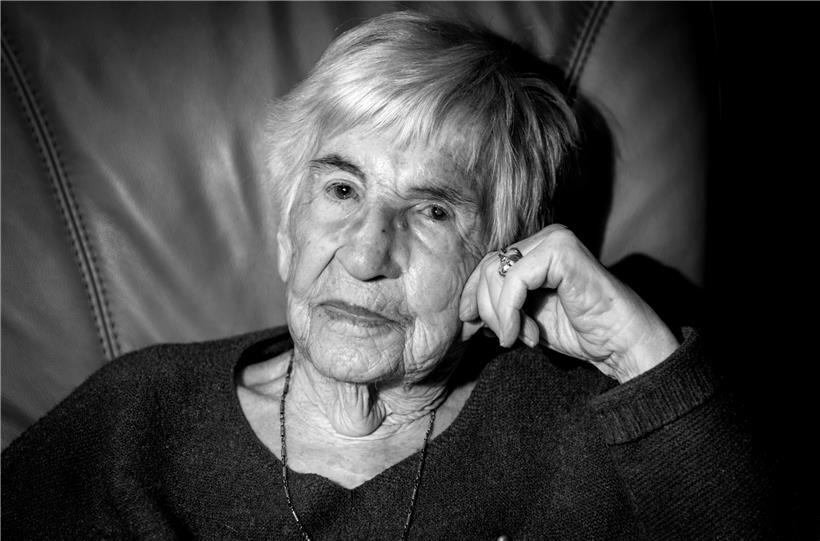 Esther Bejarano, deutsch-jüdische Überlebende des Konzentrationslagers Auschwitz-Birkenau, sitzt in einem Sessel in ihrer Wohnung.
