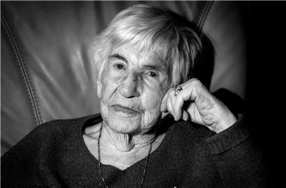 Esther Bejarano, deutsch-jüdische Überlebende des Konzentrationslagers Auschwitz-Birkenau, sitzt in einem Sessel in ihrer Wohnung.
