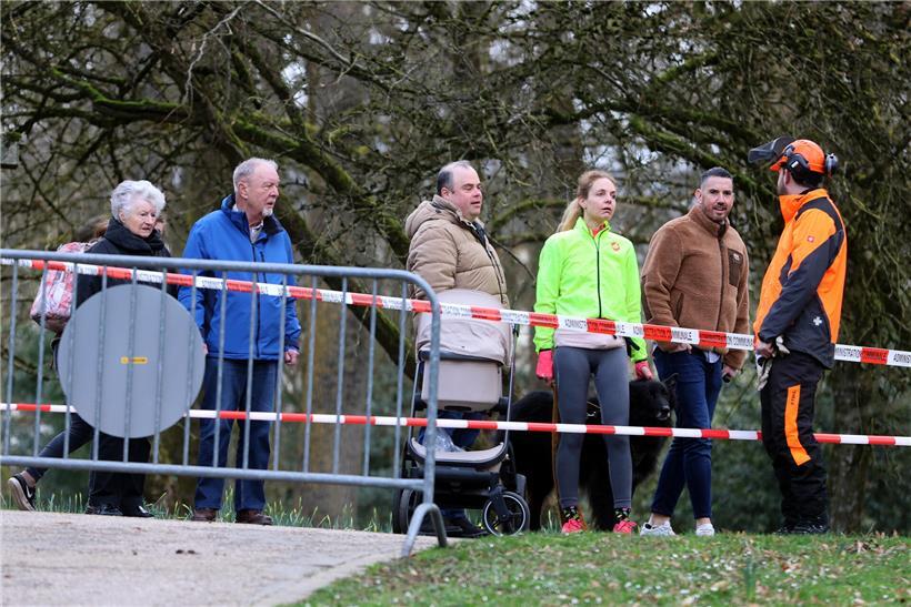 Neugierige Menschen versammeln sich am Samstagmorgen bei sonnigem Wetter im Freien.