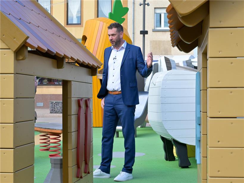 Ettelbrücks Bürgermeister zwischen den neuen Spielgeräten auf der place Marie-Adélaïde, die eine dänische Firma geliefert hat
