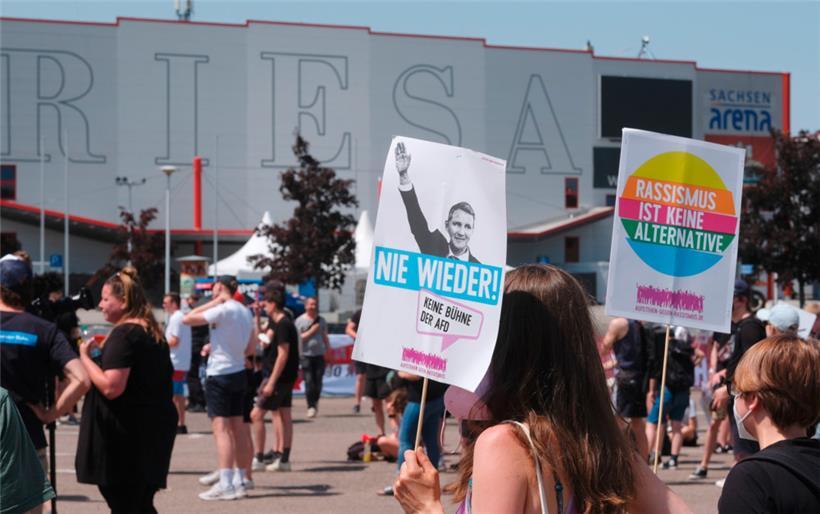 Etwa 300 Aktivisten protestierten vor der Sachsen-Arena gegen den dort stattfindenden Bundesparteitag der AfD
