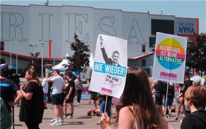 Etwa 300 Aktivisten protestierten vor der Sachsen-Arena gegen den dort stattfindenden Bundesparteitag der AfD
