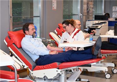 Etwa 45 Minuten dauert eine Blutspende, Erholung eingeschlossen; für eine Plasmaspende sollte man bis zu 90 Minuten einplanen
