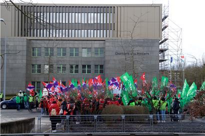 Etwa 500 Menschen aus dem Reinigungssektor haben am Donnerstagnachmittag vor der Handwerkskammer protestiert
