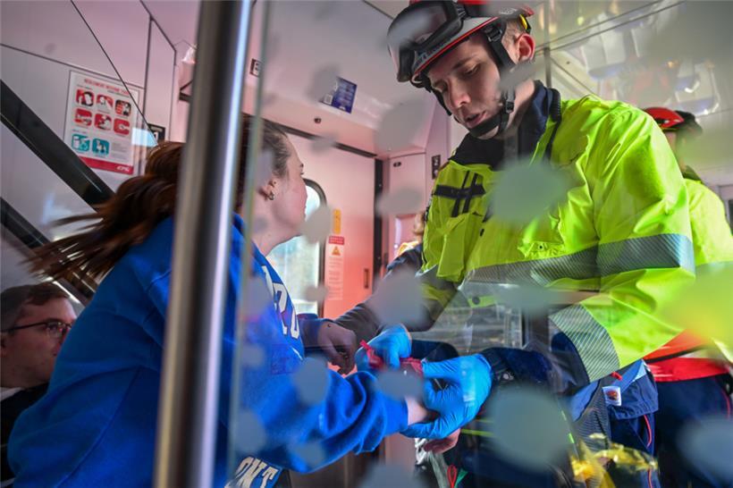 Etwa 60 Akteure spielten bei dem simulierten Zugunglück die Rolle der Verletzten
