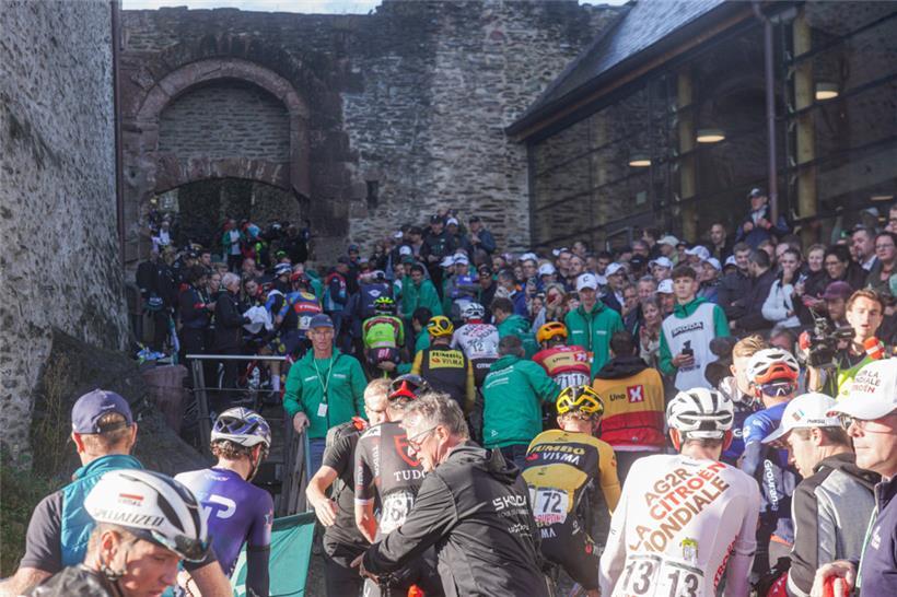 Etwas Hektik brach nach dem Ziel aus: Auf den engen Passagen des Viandener Schlosses wurde der Platz eng. Als noch offizielle Autos hinzukamen, wurde es unruhig. Die Fahrer, die bereits im Ziel waren, mussten zudem den gleichen Weg wieder hinab zu den Teambussen, was den Ablauf nicht vereinfachte.  
