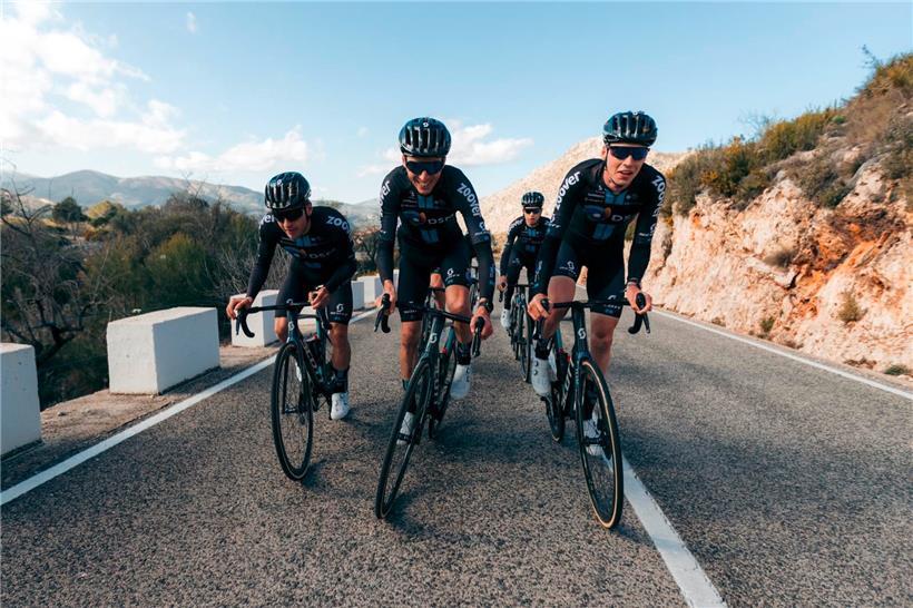 Etwas ungewohnt wirkt Romain Bardet in einem dunklen Trikot: Nach neun Jahren bei Ag2r ist er zum deutschen Team DSM gewechselt. 
