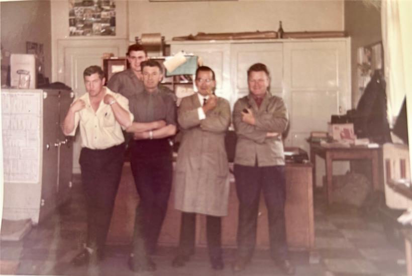 Etwas unscharfe Erinnerung: Die Belegschaft der „Al Post“, der Mann mit Pfeife und Regenmantel ist Léo Welter, Josy Welters Vater
