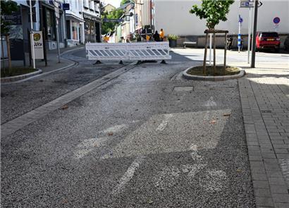 Etwas verblasst, doch noch sichtbar – in der Grand-rue in Wiltz endet der Fahrradweg abrupt im Baum
