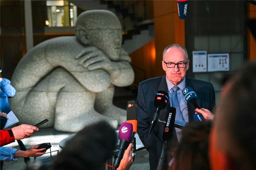 Etwas zerknittert schaute der AfD-Politiker Roman Reusch drein, als er nach dem Urteilsspruch vor die Medien trat und erklärte, gegen Teile des Urteils gerichtlich vorgehen zu wollen
