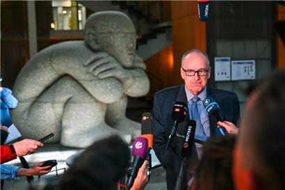 Etwas zerknittert schaute der AfD-Politiker Roman Reusch drein, als er nach dem Urteilsspruch vor die Medien trat und erklärte, gegen Teile des Urteils gerichtlich vorgehen zu wollen
