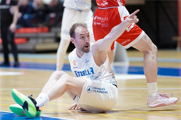 Etzella-Guard Frédéric Gutenkauf zeigt die Richtung an
