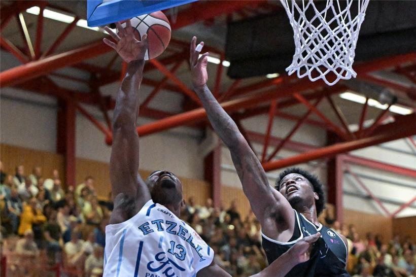 Etzella-Profi Jimmie Taylor (l.) erzielte nicht nur 27 Punkte, sondern ließ auch sein Gegenüber Eddie Colbert (r.) nicht richtig ins Spiel finden

