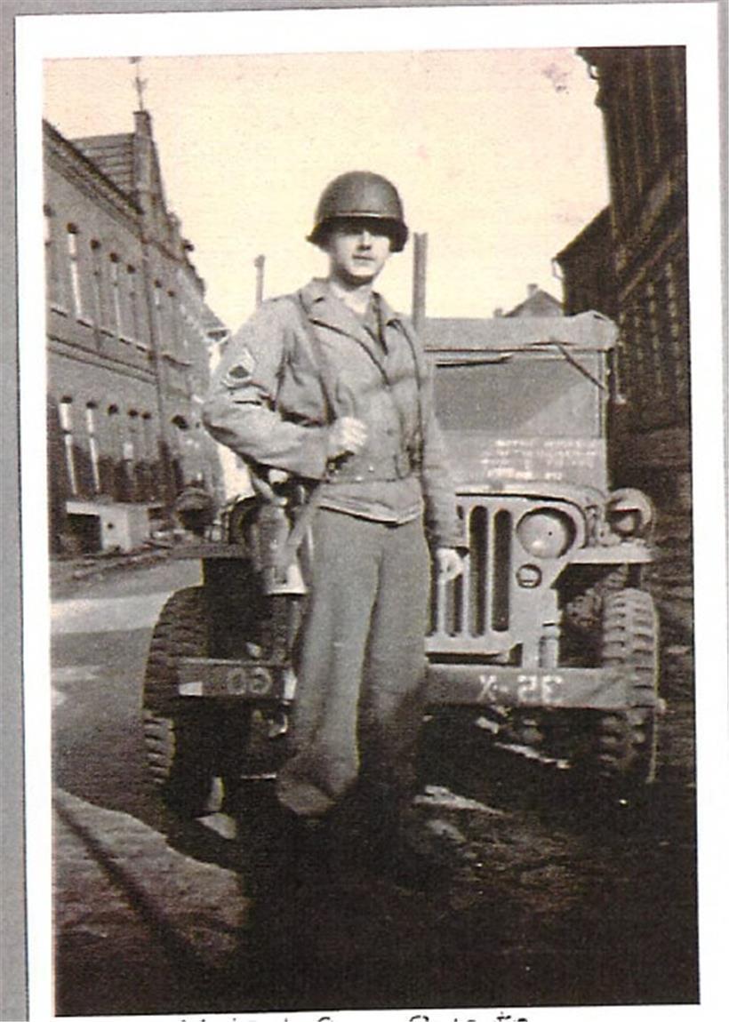 Eugene Swartz als Soldat vor seinem Jeep, 1945
