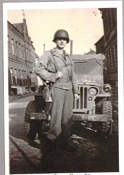 Eugene Swartz als Soldat vor seinem Jeep, 1945
