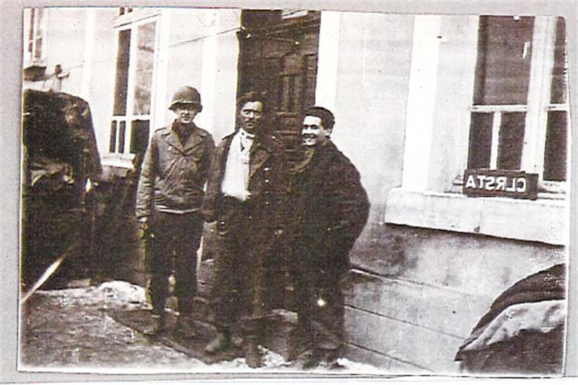 Eugene Swartz (l.) mit einem verwundeten deutschen Kriegsgefangenen (M.) und dem...