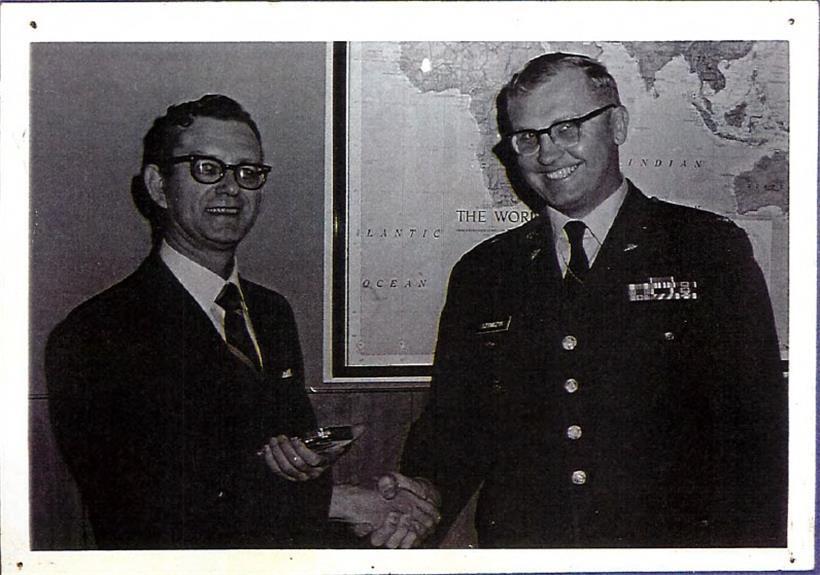 Eugene Swartz (l.) wird für seinen Einsatz geehrt, Washington D.C., Datum unbekannt

