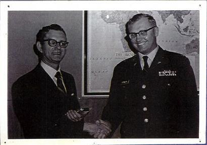 Eugene Swartz (l.) wird für seinen Einsatz geehrt, Washington D.C., Datum unbekannt
