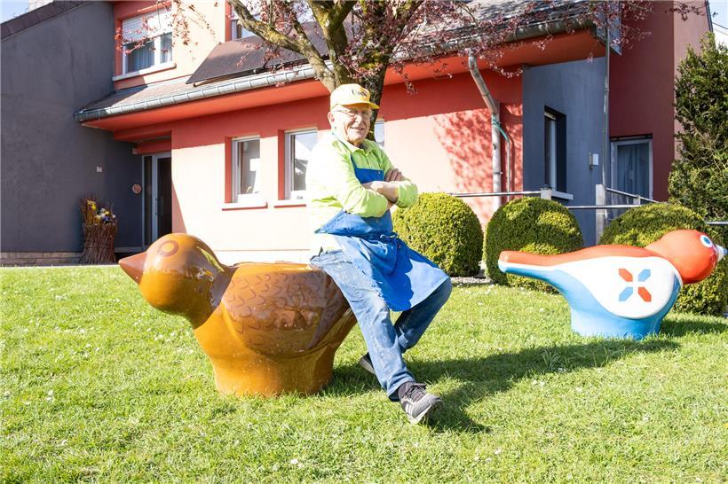 Eugène „Usch“ Biver in Nospelt mit traditionellem „Péckvillercher“-Handwerk, das luxemburgische Kultur lebendig hält