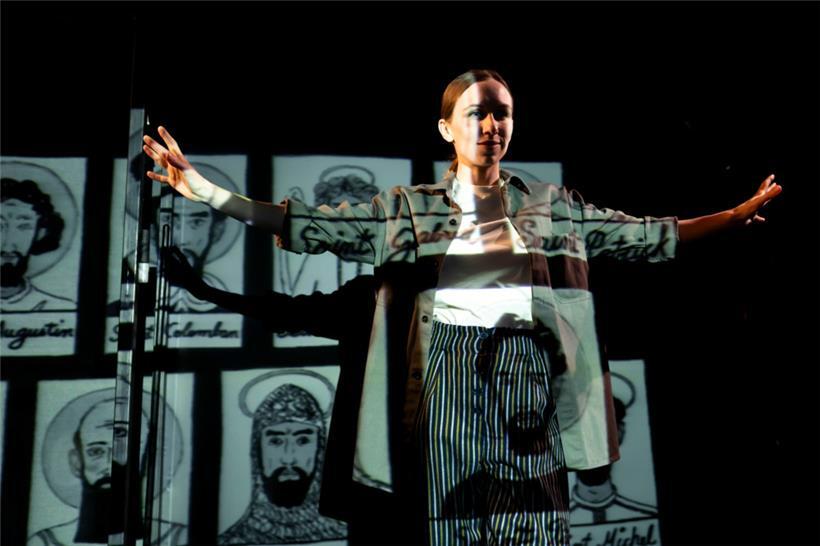  Eugénie Anselin in mehrfacher Rolle des Ein-Personen-Stücks
