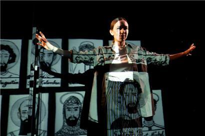  Eugénie Anselin in mehrfacher Rolle des Ein-Personen-Stücks
