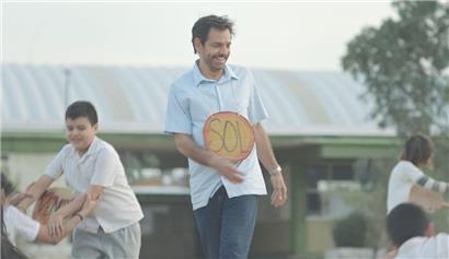 Eugenio Derbez (Mitte) bemüht sich in „Radical: eine Klasse für sich“ um das Wohl seiner Schüler:innen
