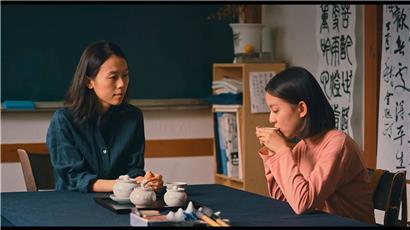 Eun-hee (Park Ji-hu) et son enseignante de chinois Yung-ji (Kim Sae-byuk)

