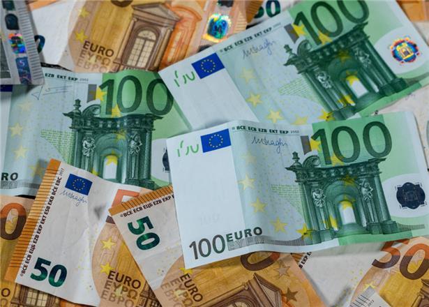  Euro-Geldscheine mit unterschiedlichen Werten liegen aufeinander
