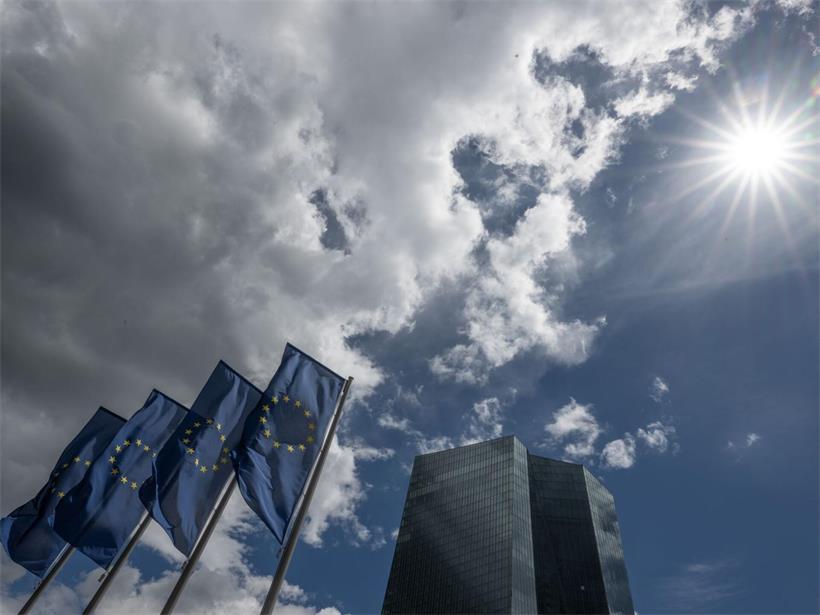 Europa-Fahnen wehen vor der Europäischen Zentralbank in Frankfurt am Main